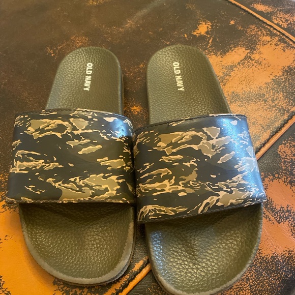 Old Navy camo Slides - Picture 1 of 3